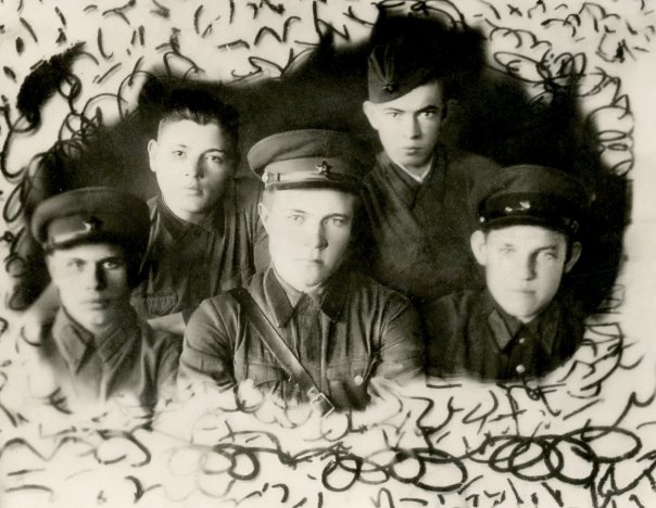 Расщепкин Василий Фёдорович (без головного убора) 1923 г р младший сержант 35 гв сд с сослуживцами
