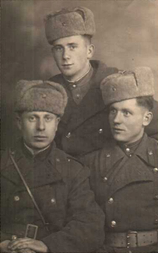 Реус Анатолий Павлович (справа) с боевыми товарищами