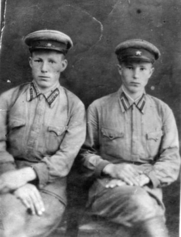 9 Гражданкин Михаил Павлович (слева ) младший лейтенант ком-р взвода 50-мм минометов 100 гв сп 35 гв сд