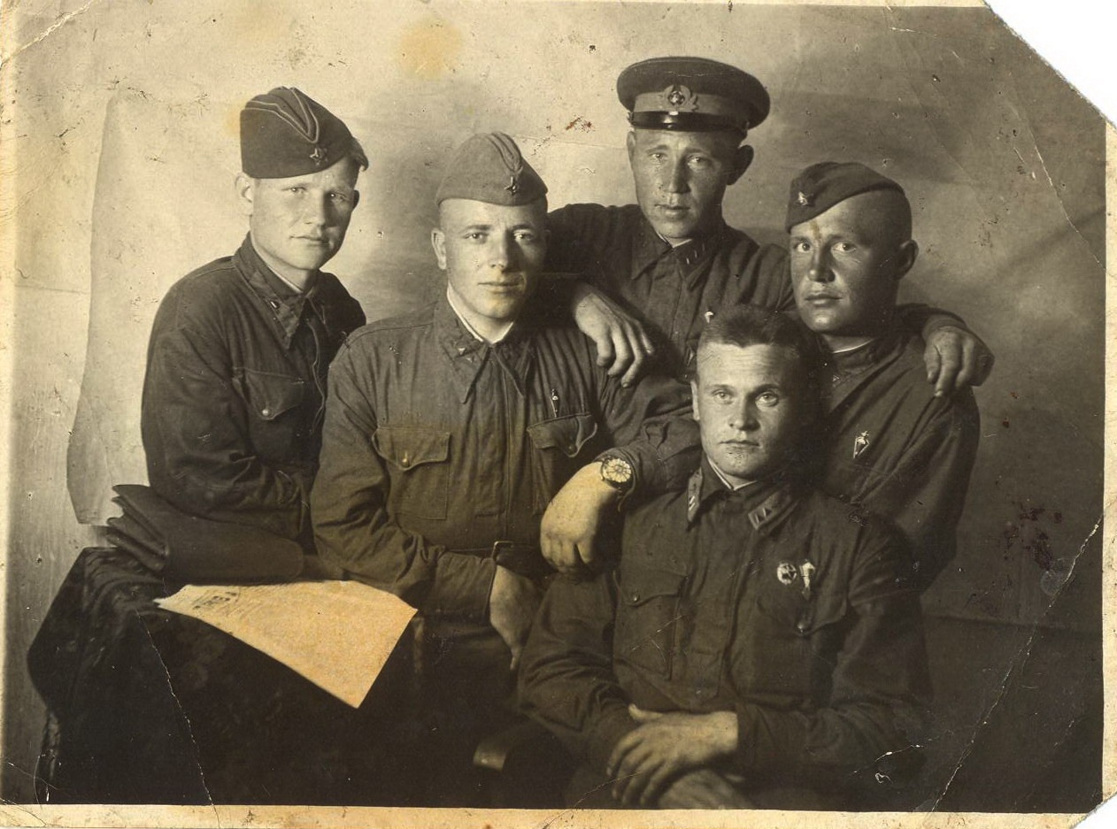 мл л-т Наливкин, сидит справа ст.сержант Ключников и бойцы 4 ПДБ, 17 ВДБ 8 вдк