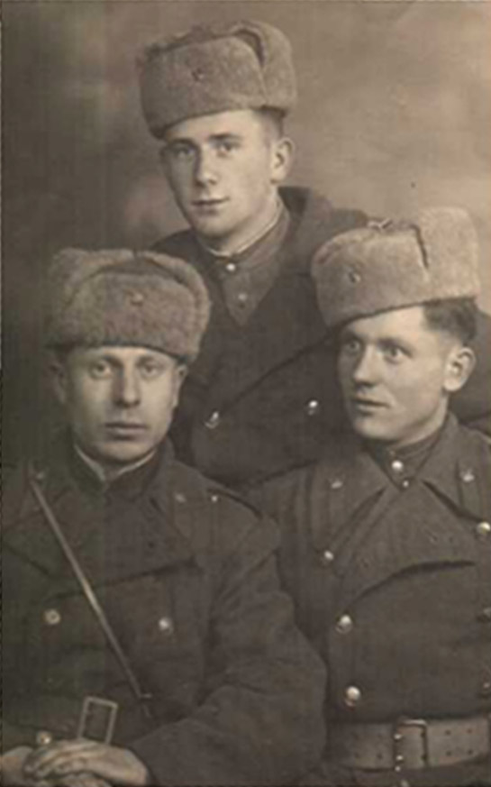 Реус Анатолий Павлович (справа) с боевыми товарищами Реус Анатолий Павлович (справа) с боевыми товарищами