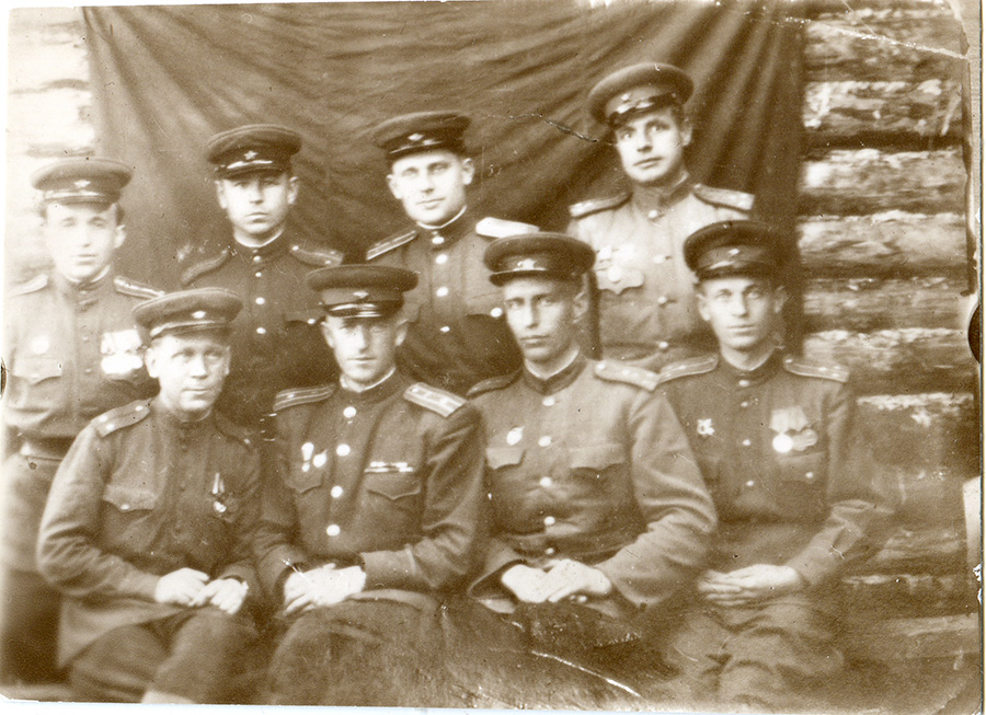 Рингель Николай Яковлевич 2 ряд первый слева