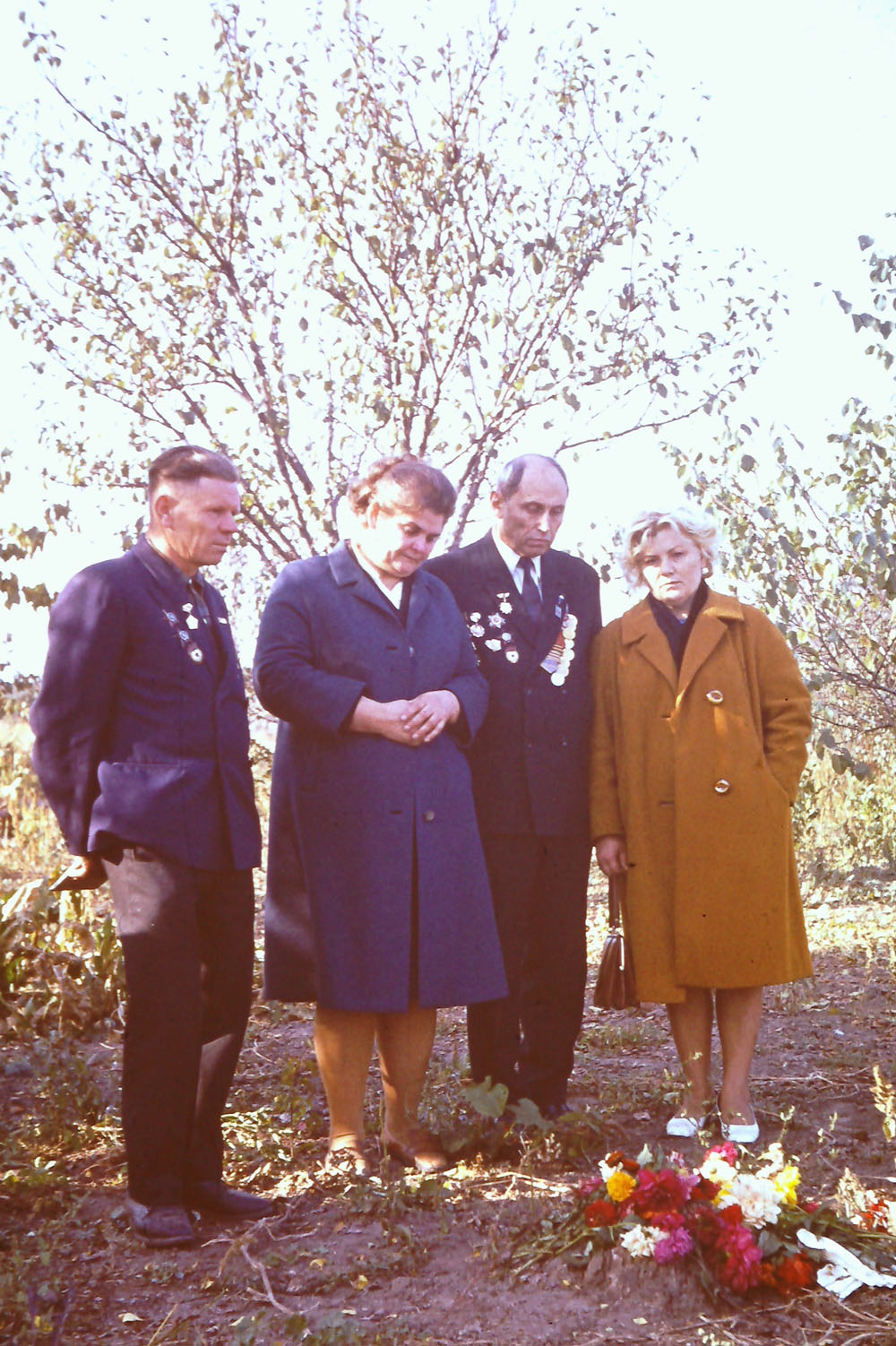 Встреча ветеранов 35 Гв СД 12-14.10.1973 в Войсковое во дворе где был КП 100 Гв СП