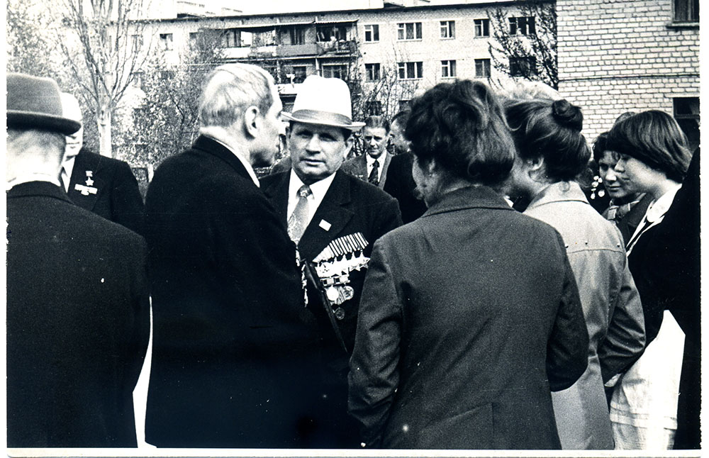 В центре Фридланд А. М. и Петрукович А. С. 1978 г
