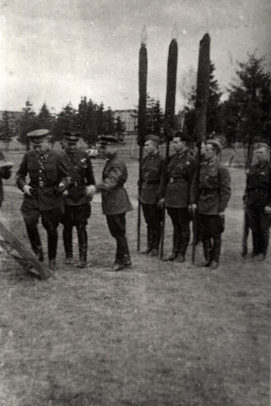 Вруение знамени Глазков В. А. поднимается на трибуну май 1942 8 ВДК Вруение знамени Глазков поднимается на трибуну май 1942