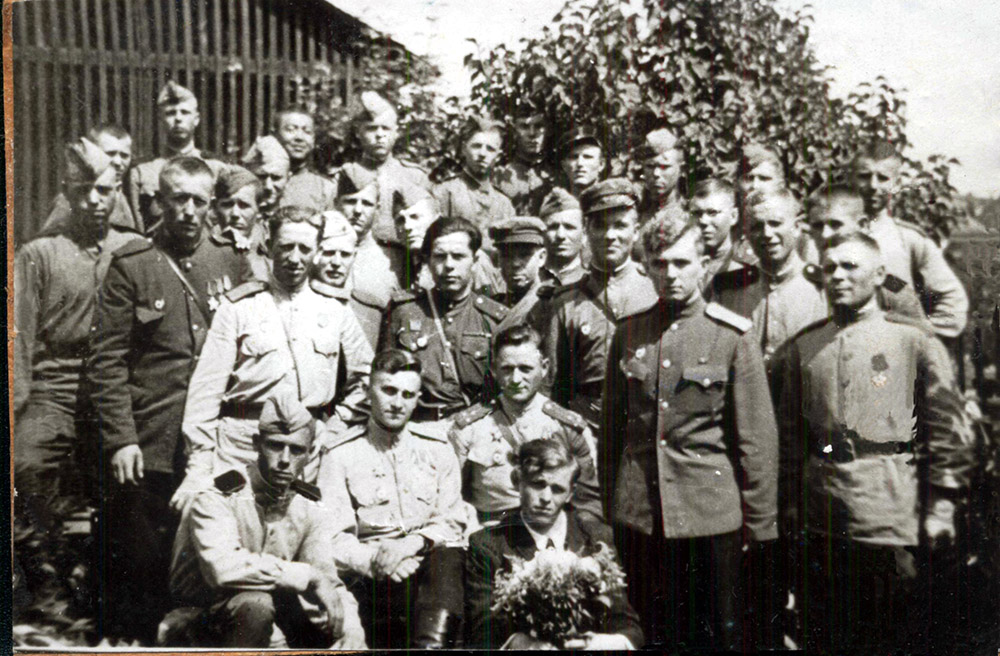 Бойцы и командиры 3-го стрелкового батальона 100 гв сп  май 1945