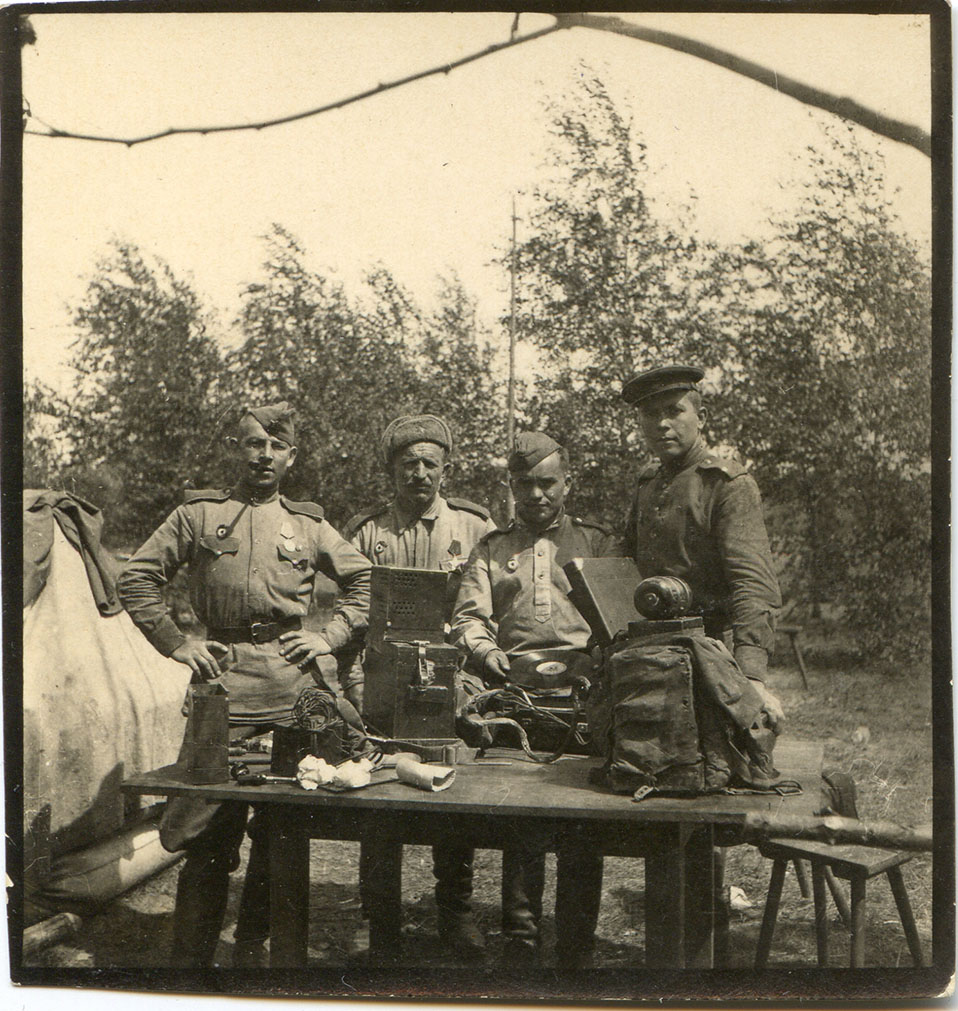 Мишура Евгений (справа) с сослуживцами